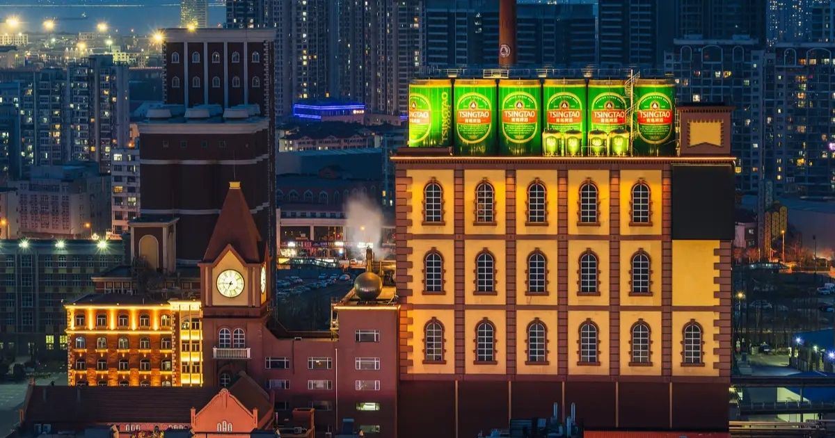 Museo de la Cerveza Tsingtao iluminado por la noche en Qingdao.