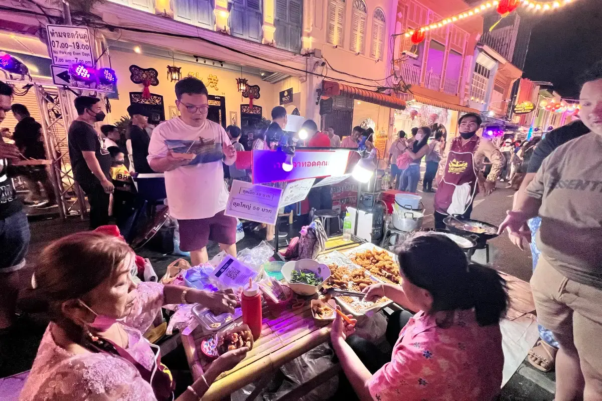 shops along Lard Yai