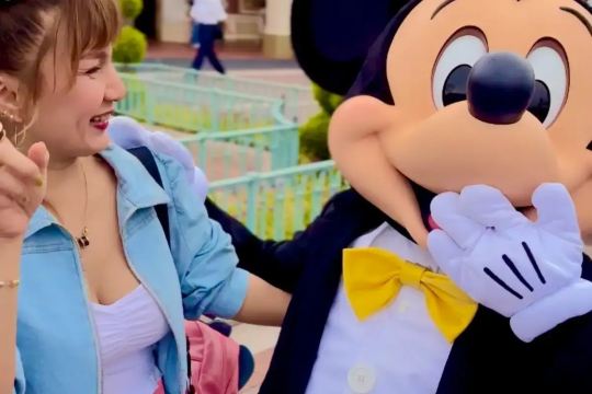 Guest meeting Mickey Mouse at Walt Disney World