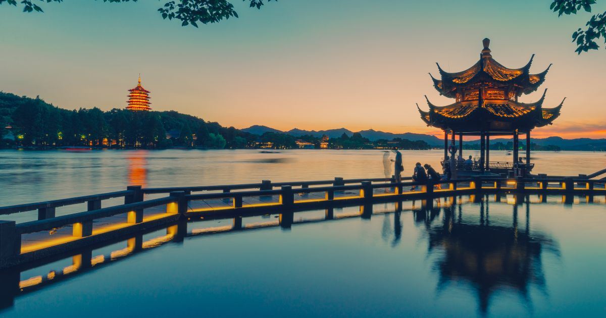 ไม่ควรไปจีนช่วงไหน 2569? เช็กวันหยุด อากาศ และช่วงที่ควรเลี่ยง | Trip.com