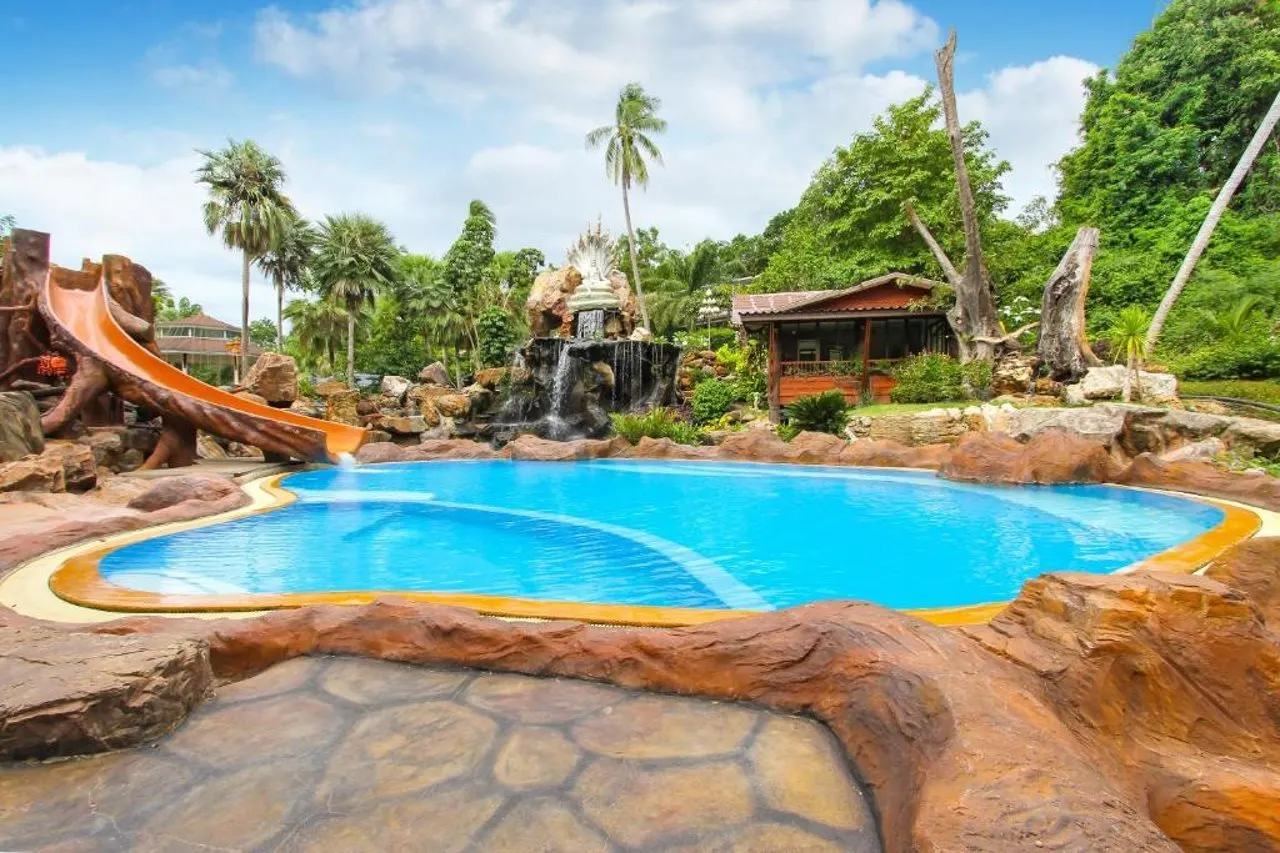 สระว่ายน้ำนาน่ารีสอร์ท แก่งกระจาน (Nana Resort Kaengkrachan) 