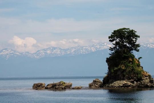 女岩