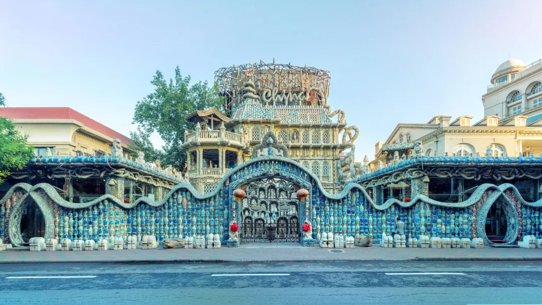 天津旅行團, 瓷房子