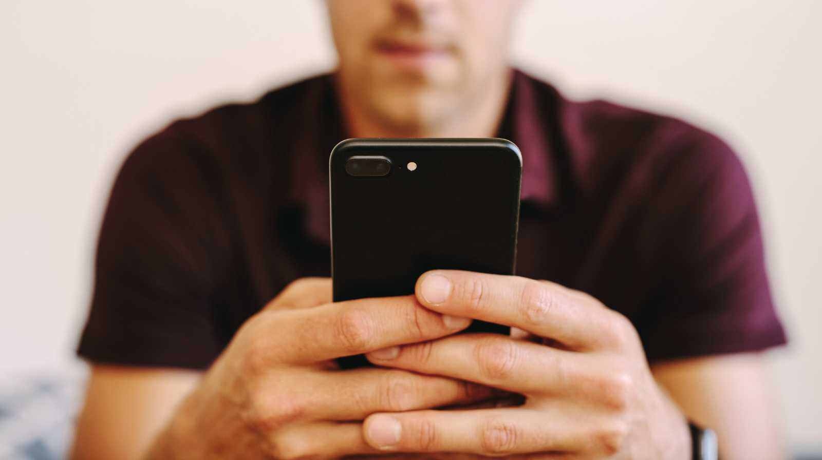 Persona usando el smartphone para consultar información durante un viaje