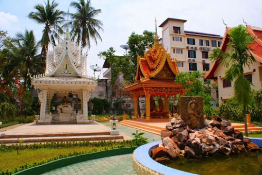 รวม 15 วัดในลาว 2569 สวยระดับโลก สายบุญ สายมู ห้ามพลาด | Trip.com