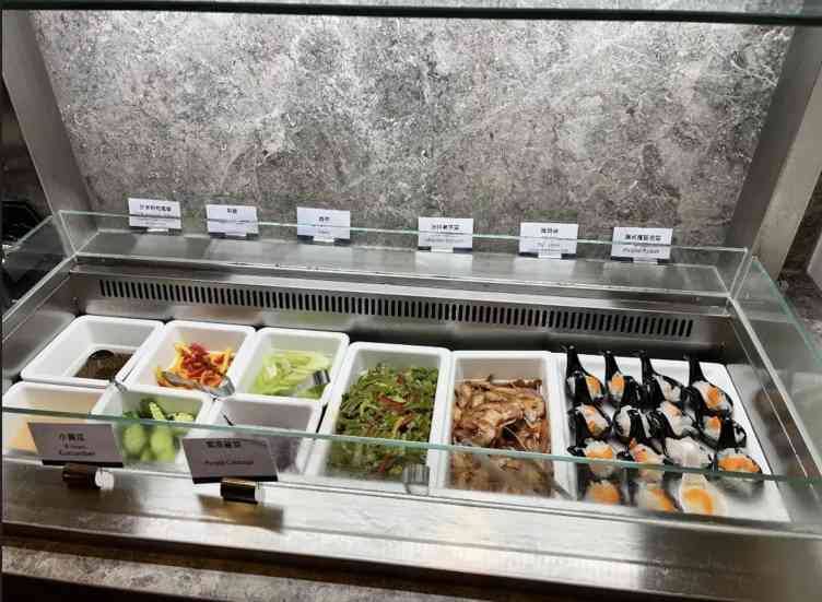 Buffet en libre-service dans un salon de l'aéroport de Taipei TPE