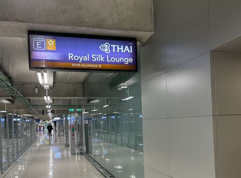 ป้ายบอกทาง Royal Silk Lounge