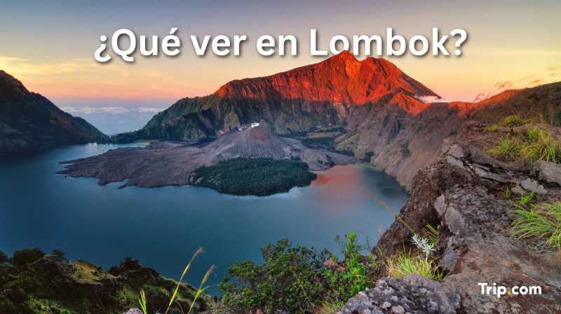 Vista destacada del volcán Rinjani y su lago al amanecer con el texto “Qué ver en Lombok”