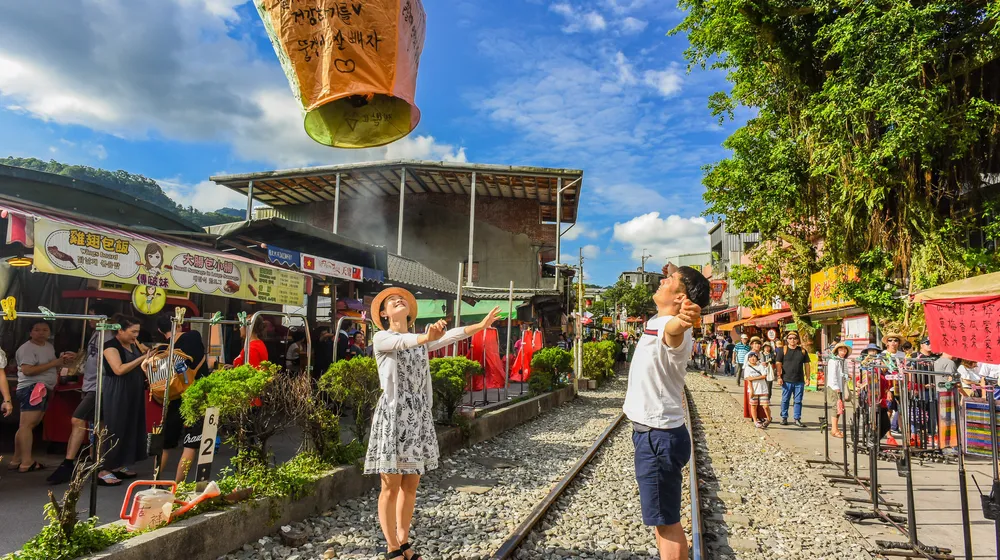 十分瀑布, 十分老街, 天燈