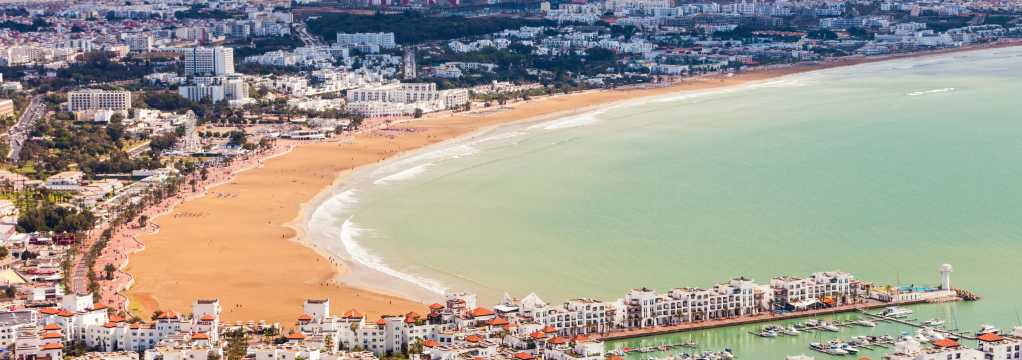 Panorámica de la playa principal de Agadir con paseo marítimo y hoteles frente al mar