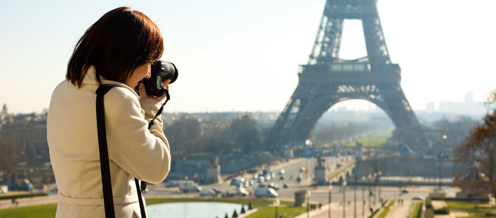 Persona fotografiando la Torre Eiffel desde el mirador del Trocadero en París