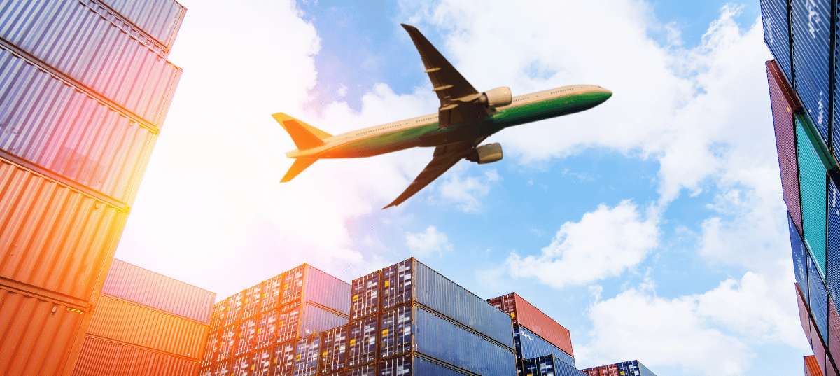 Avion cargo au-dessus de conteneurs pour des exportations depuis la Chine