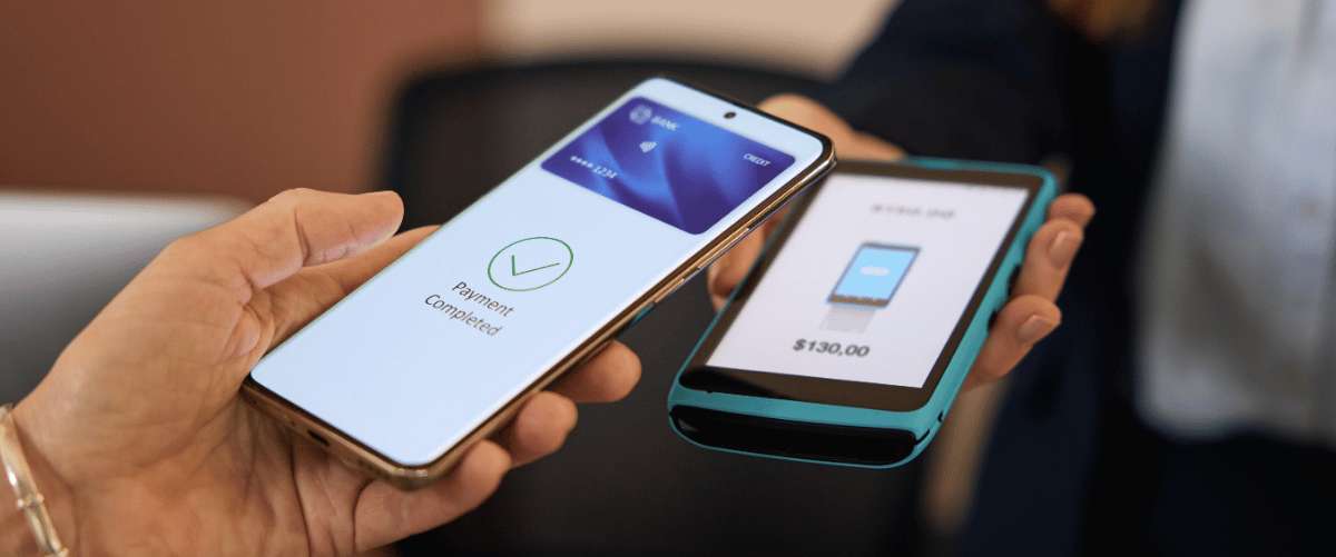 Zwei Personen, die mit ihren Smartphones eine kontaktlose mobile Zahlung vornehmen