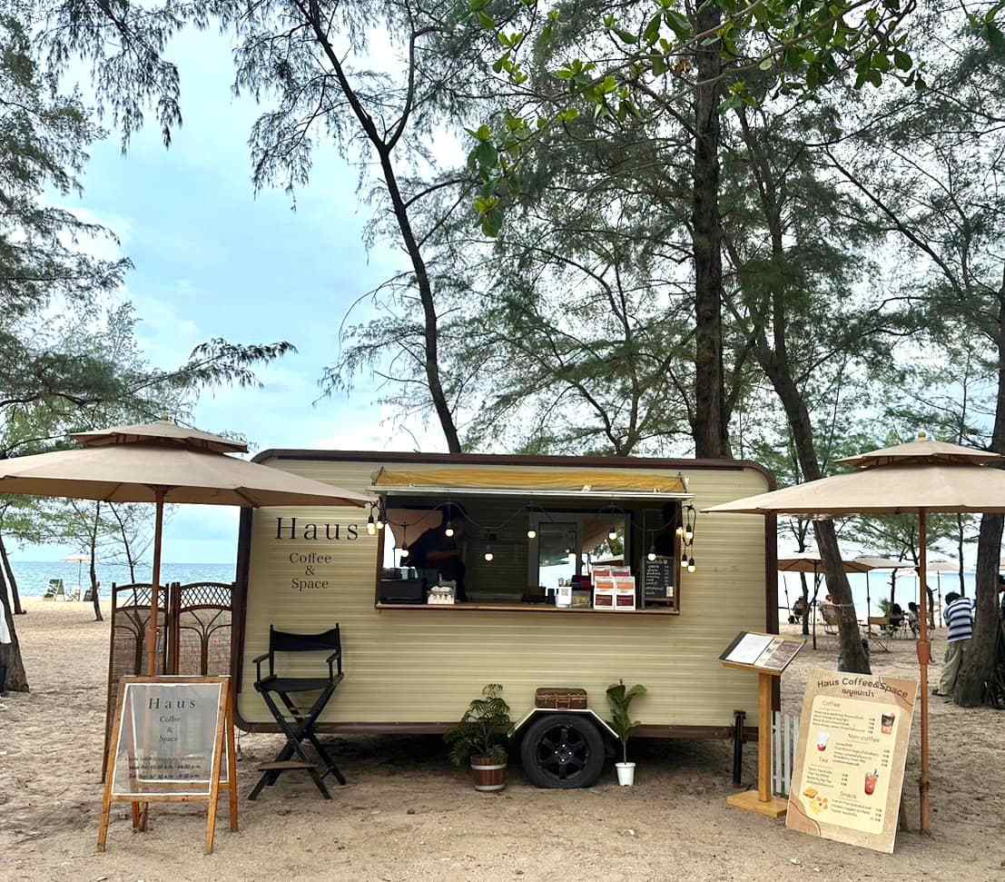 หน้าร้าน Haus Coffee and Space ริมหาดแหลมเจริญ