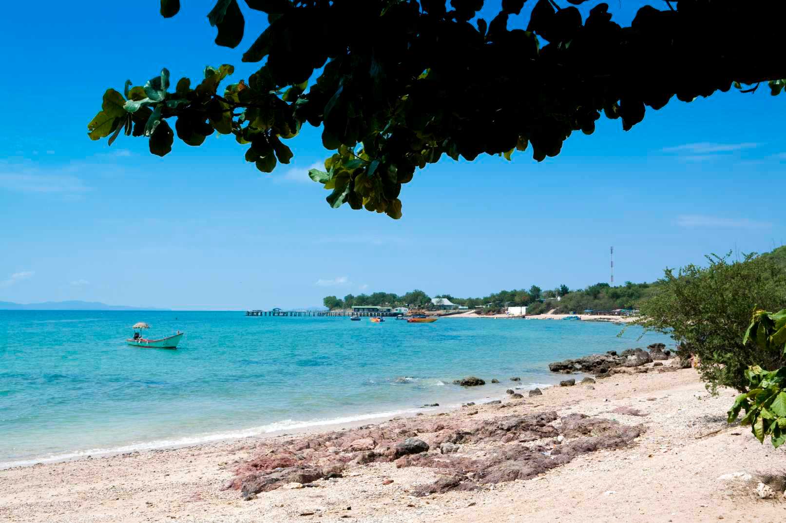 หาดสวยบนเกาะล้าน