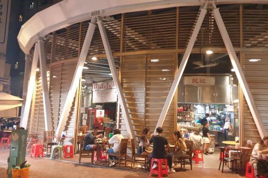 Outdoor dining at Temple Street Night Market in Hong Kong