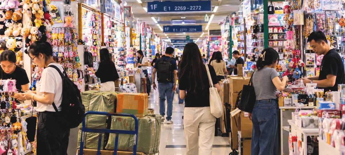 Compradores recorriendo los pasillos de Yiwu International Trade City