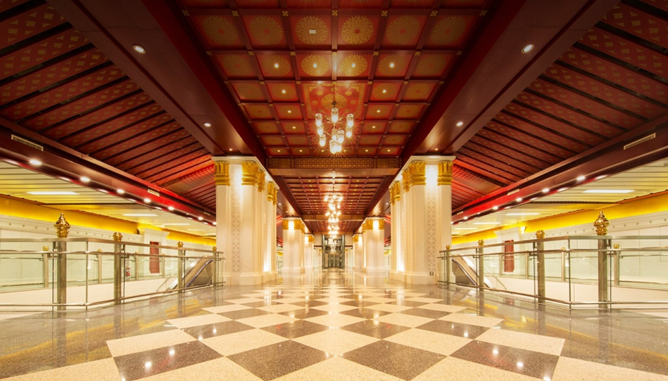 The interior of Sanam Chai MRT station, glistening in gold