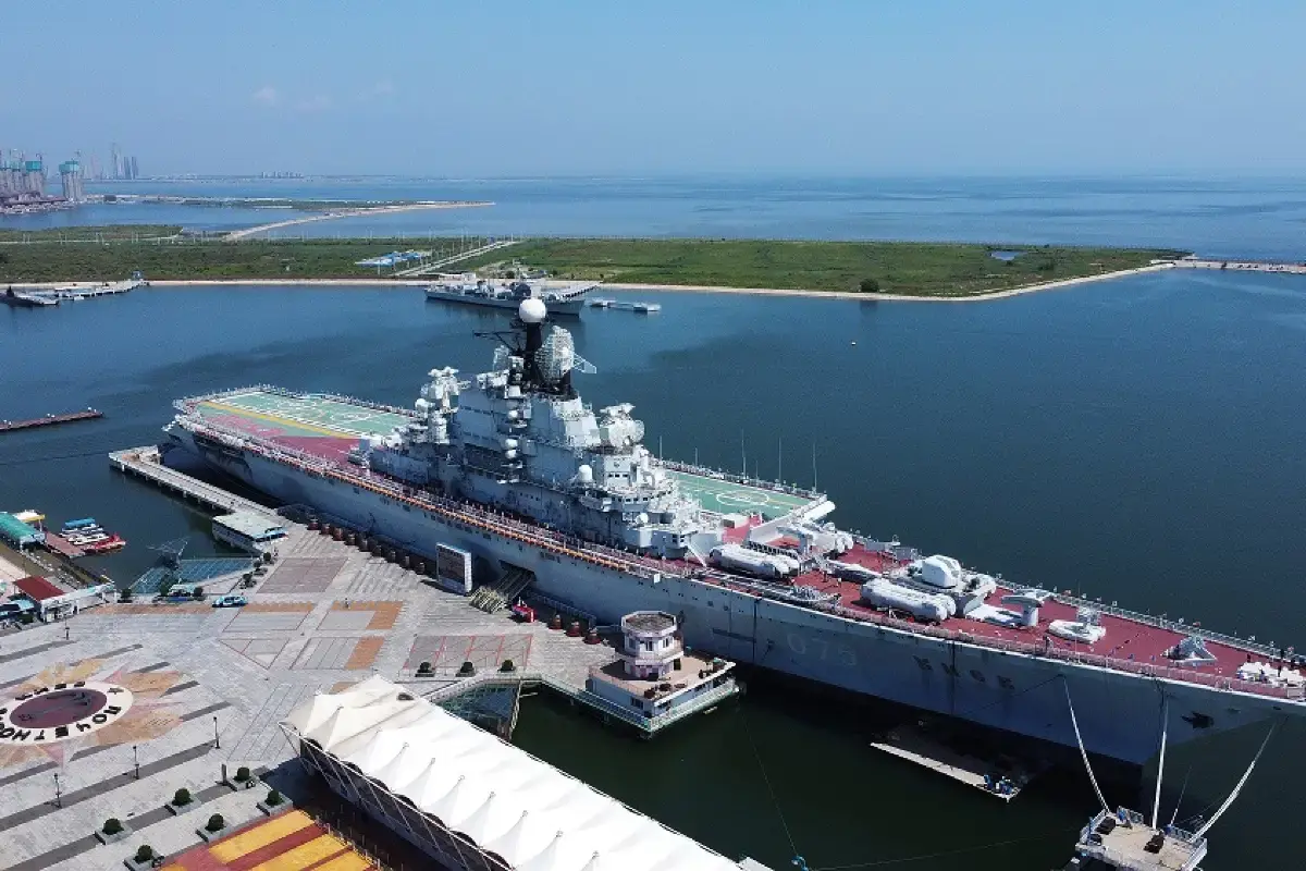 天津地鐵, 景點, 泰達航母主題公園