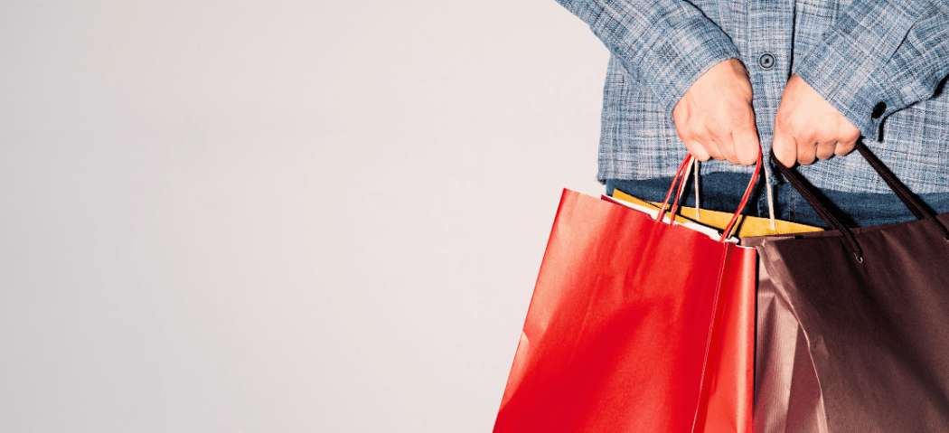 Persona con bolsas de compras durante una jornada de compras en China