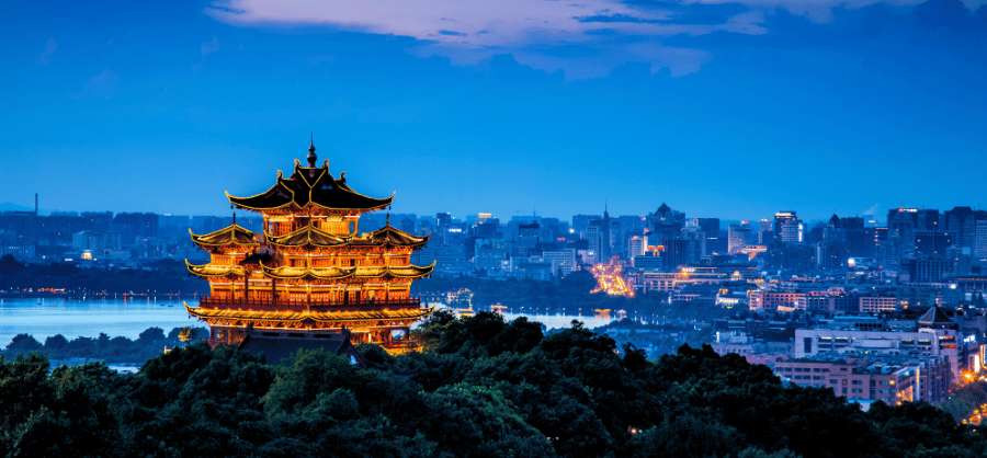 Skyline nocturne de Hangzhou avec sa pagode illuminée et vue panoramique sur la ville