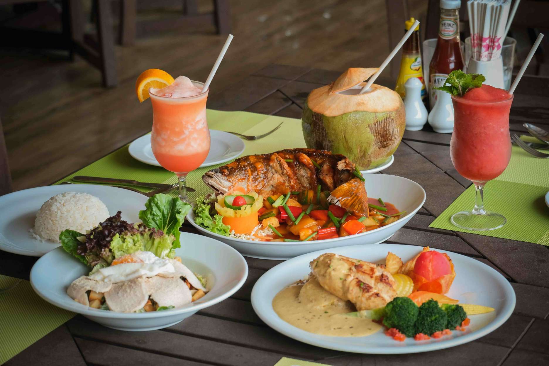 Wonderland Bar & Le Bayon Bar