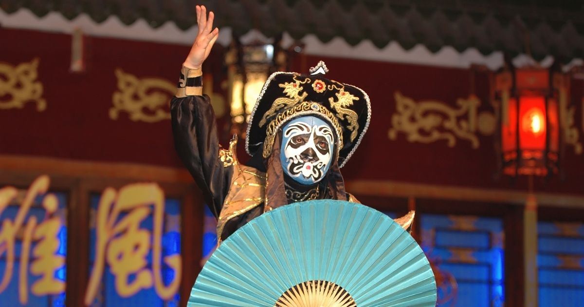 Persona en la ópera de Sichuan con la máscara