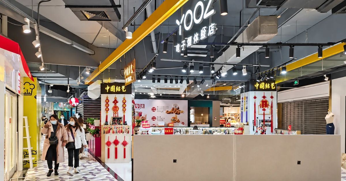 Galería comercial subterránea de Taipei Main Station con tiendas, puestos y varios compradores recorriendo sus pasillos.
