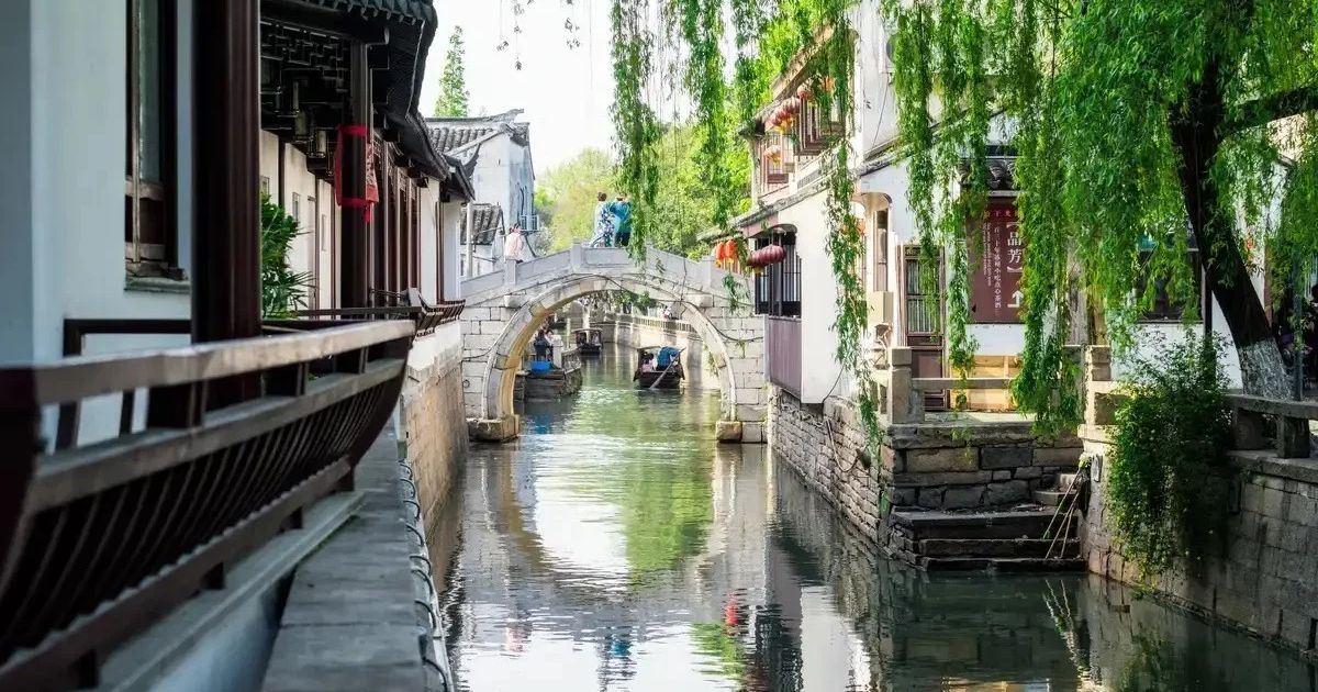 Perspectiva junto al canal y uno de sus puentes de Pingjiang Road en Suzhou.
