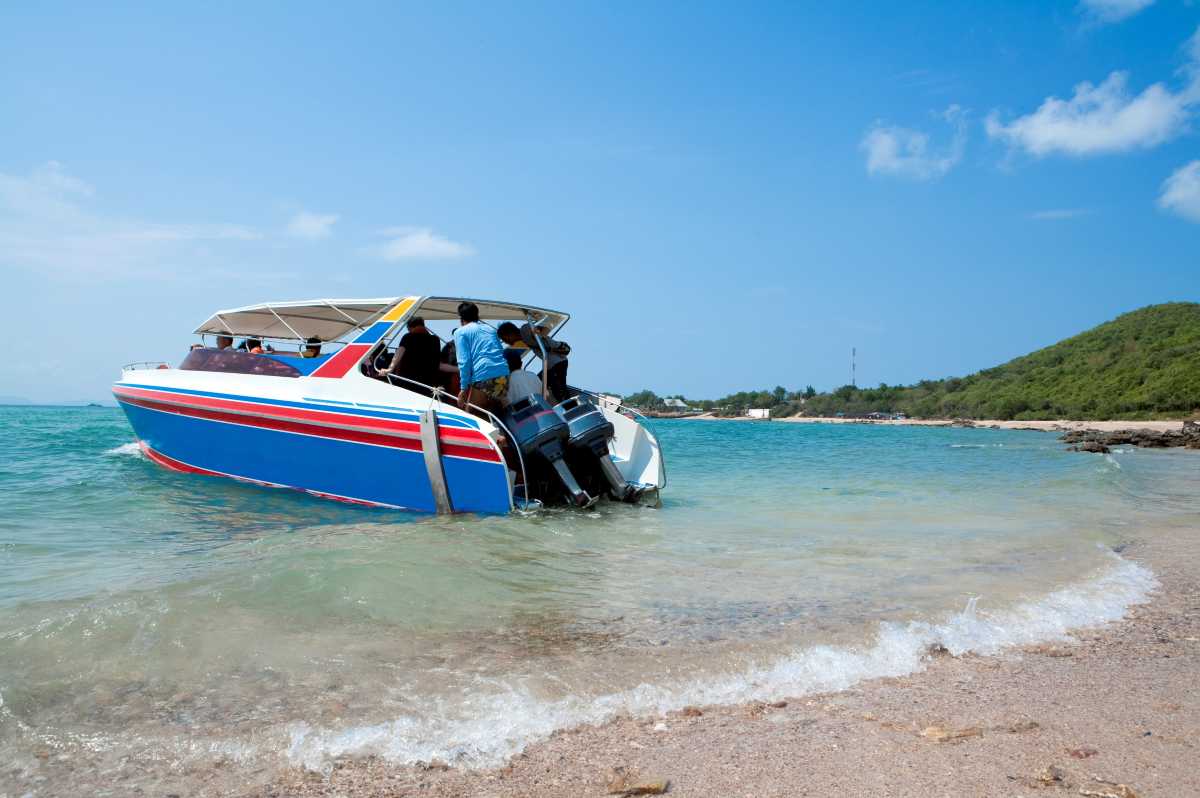นั่งเรือข้ามไปเกาะล้าน