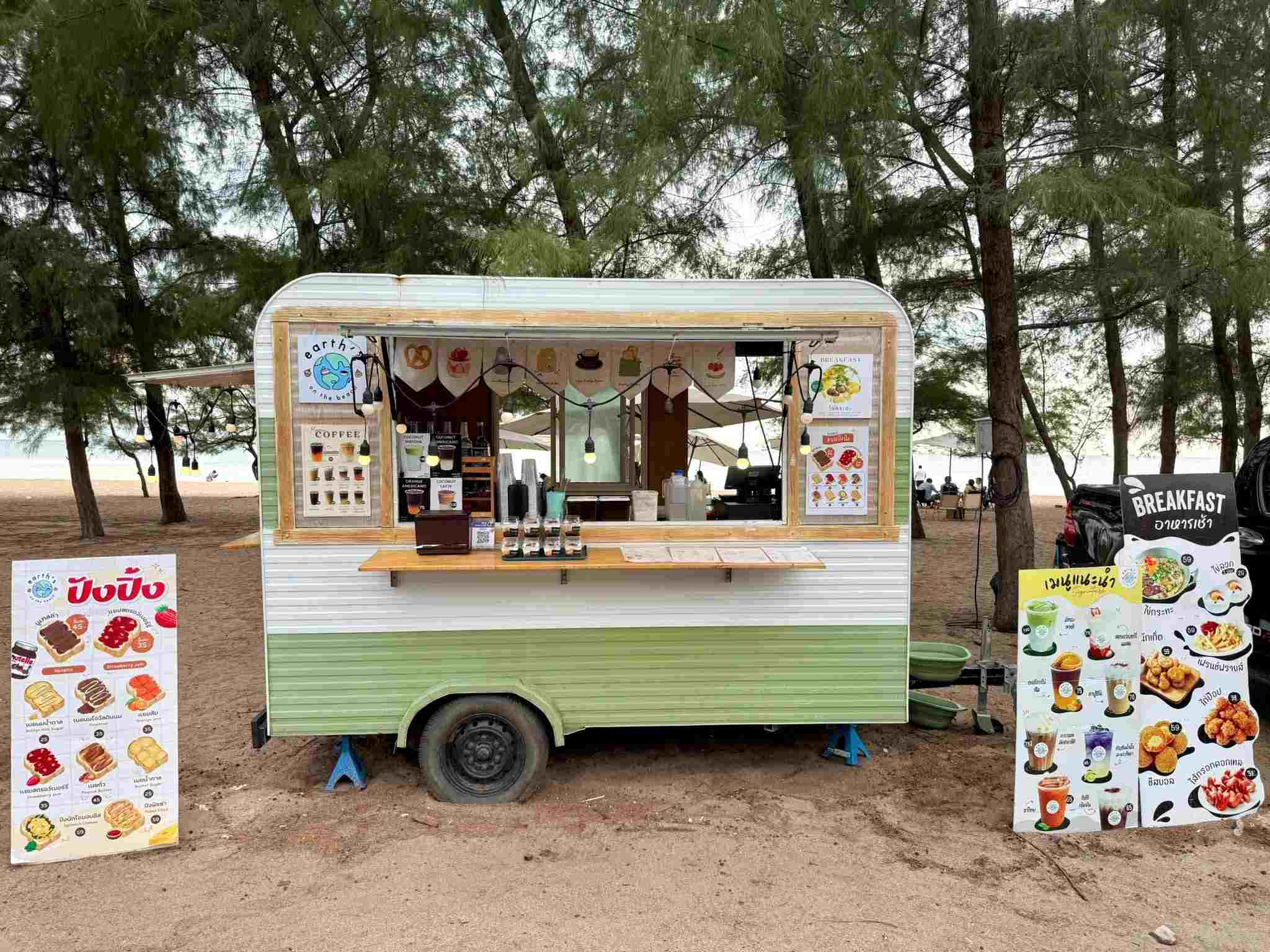 หน้าร้าน Earth ‘s on the beach ริมหาดแหลมเจริญ