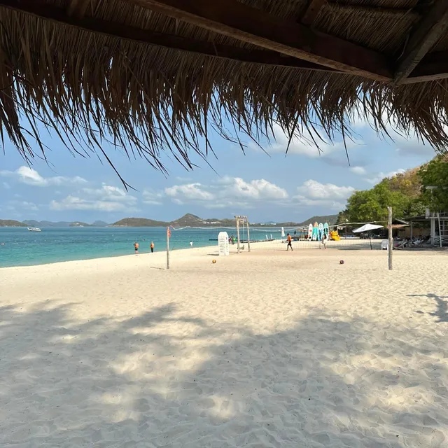วอลเลย์บอล ริมชายหาดลูกลม เกาะแสมสาร อำเภอสัตหีบ จังหวัดชลบุรี