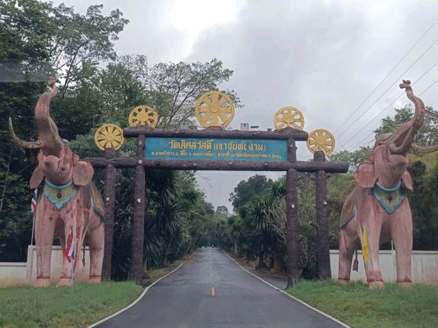 วัดเขาจันทร์งาม – ถ้ำภาพสีโบราณ 4,000 ปี พระนอนแกะสลักหินทราย