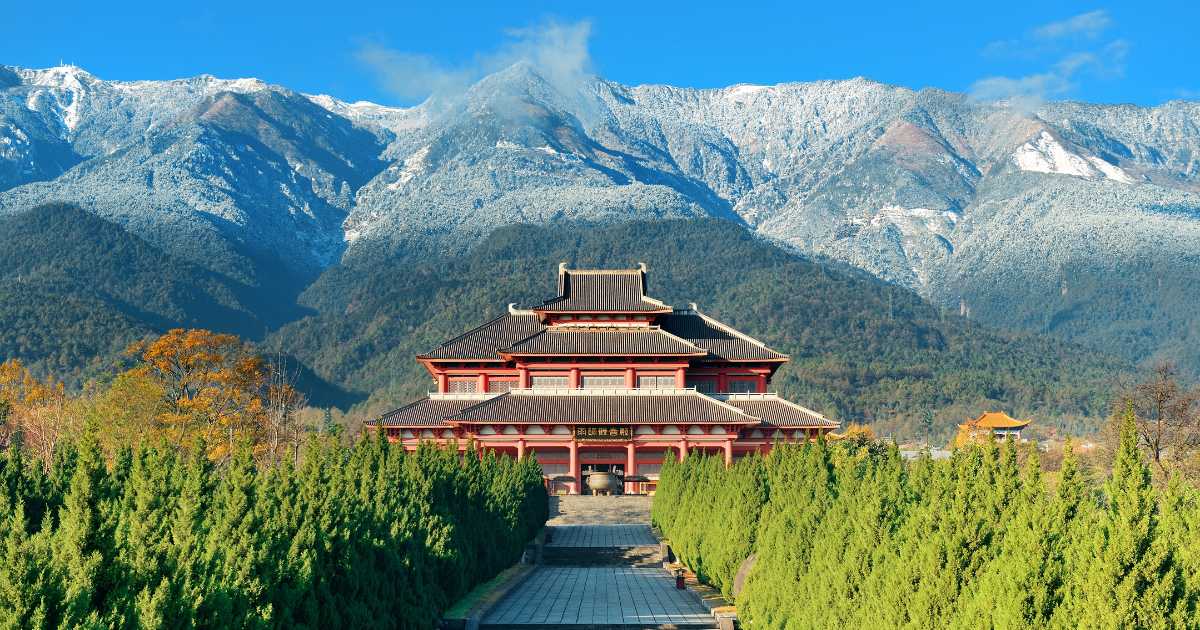Vista di Dali con montagne