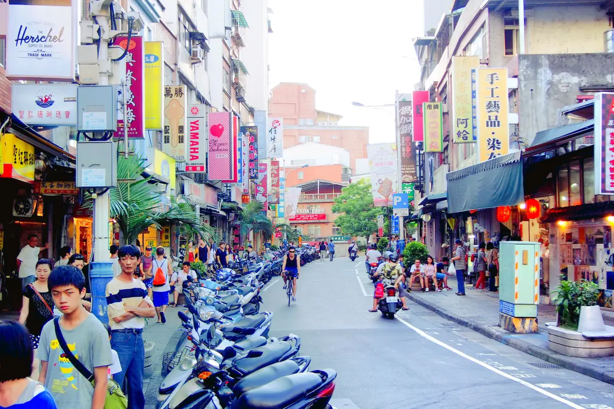 Busy street down the roads of Taipei