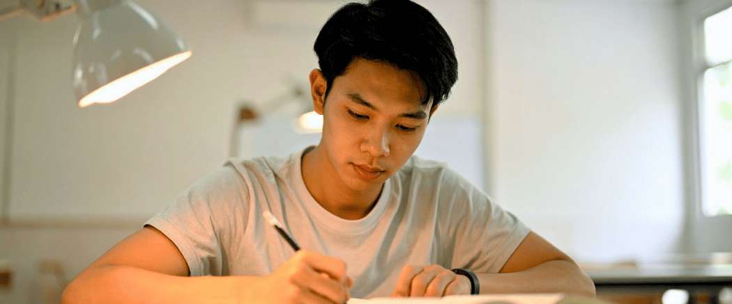 Studente che scrive su un foglio