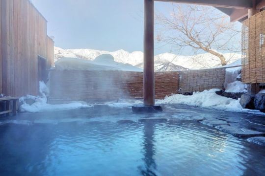 ออนเซน (Onsen) และสปา: ผ่อนคลายหลังวันเล่นสกี