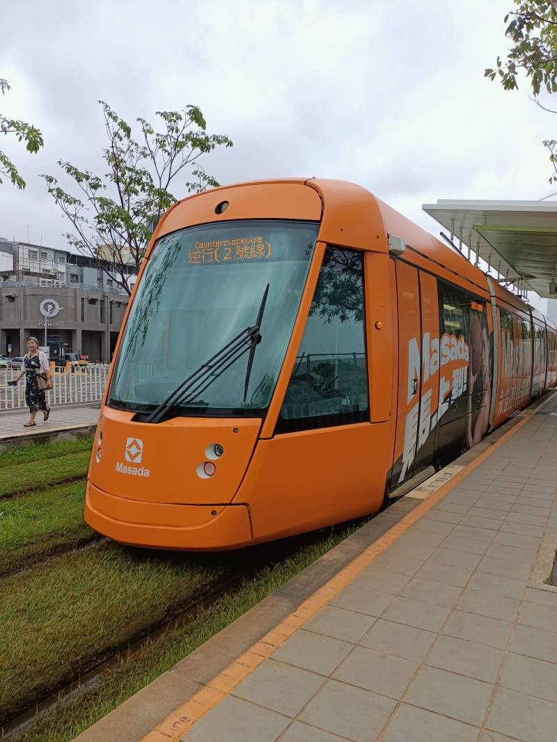 高雄流行音樂中心, 高雄輕捷