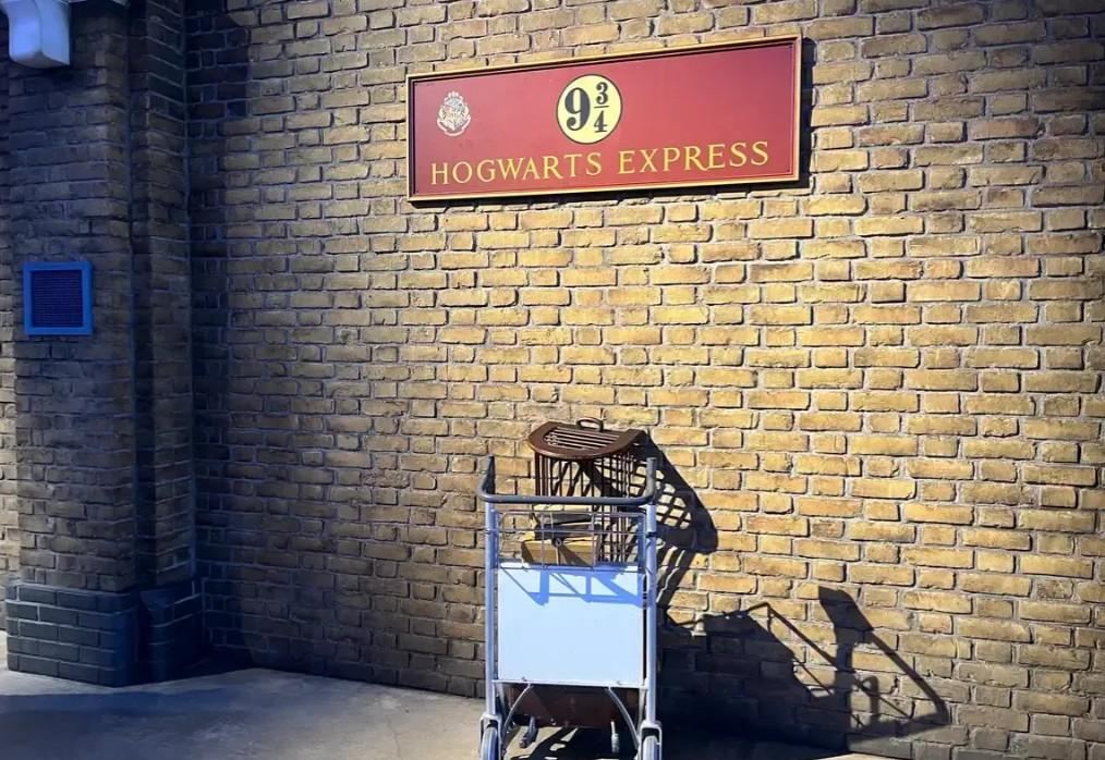 Platform 9¾ with the Hogwarts Express at Harry Potter Studio Tour Tokyo