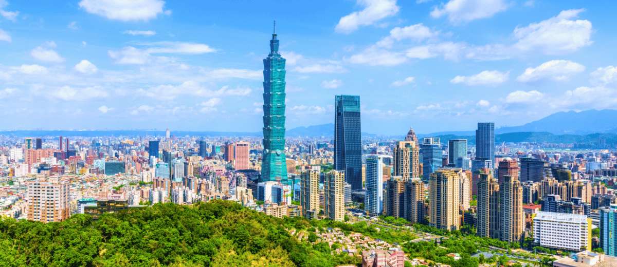 Vista panorámica del skyline de Taipéi con el rascacielos Taipei 101 al fondo