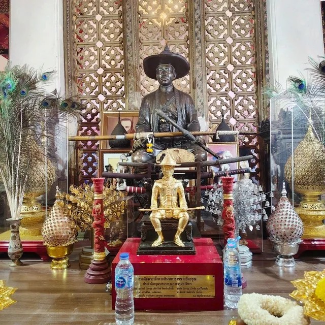 พระบรมรูปหล่อสมเด็จพระเจ้าตากสิน ในวัดอรุณ ฯ