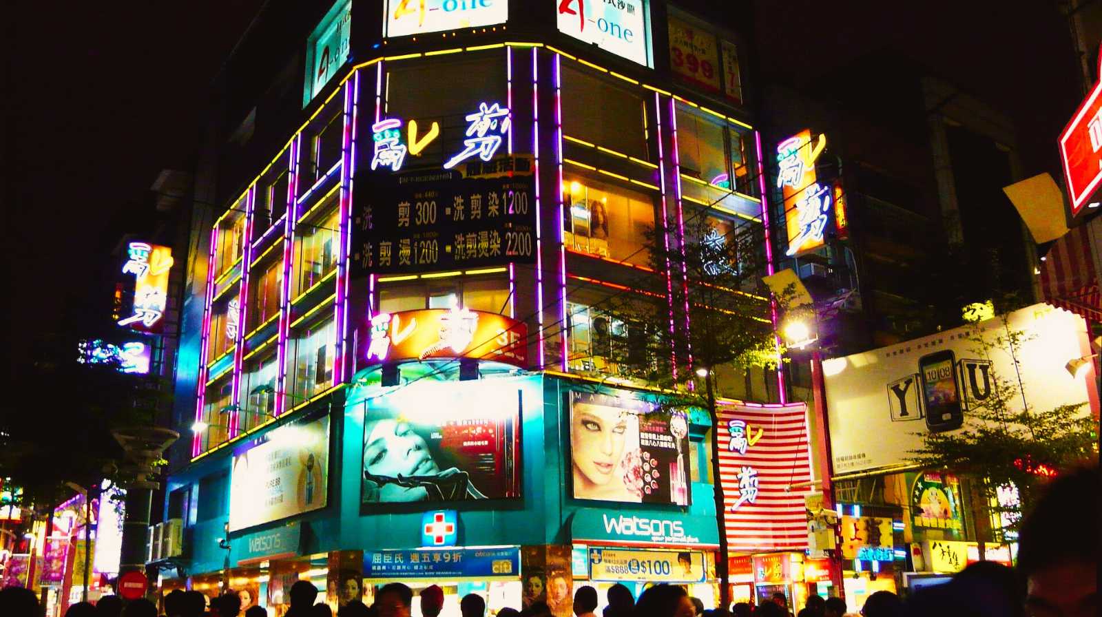 Calles iluminadas por carteles de neón y comercios en el barrio de Ximending, Taipéi