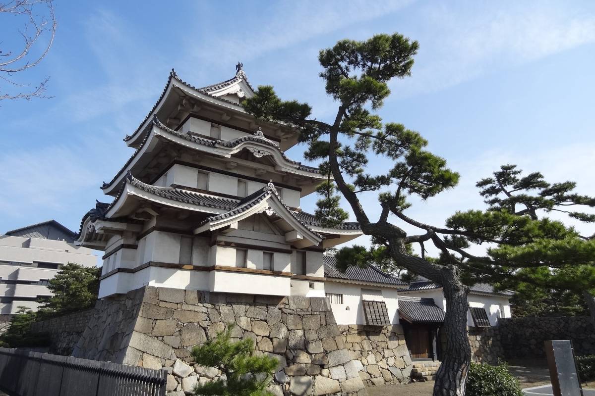 高松城跡水畔名園，櫻花季絕美景緻。