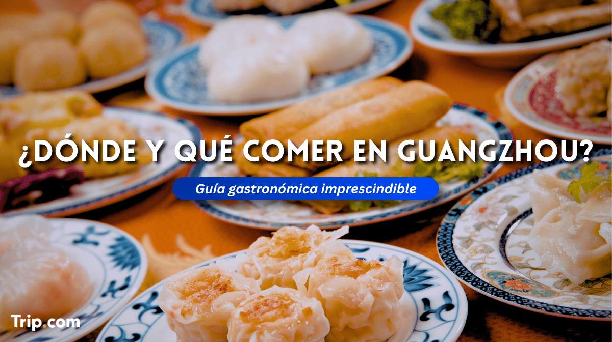 Dim sum tradicional en Guangzhou con platos variados servidos en mesa, bollos al vapor y té en restaurante local