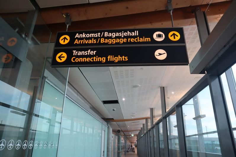 ขั้นตอนที่ 1: เดินตามป้าย Arrivals และ Passport Control