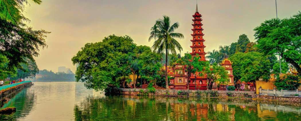 La pagode Tran Quoc, au bord du lac de l'Ouest, l'un des monuments les plus emblématiques de Hanoï