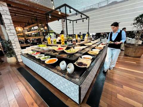 อยากจัดเต็มมื้ออร่อยพร้อมสัมผัสกลิ่นอายตุรกี → ต้องเลือก Turkish Airlines Lounge 