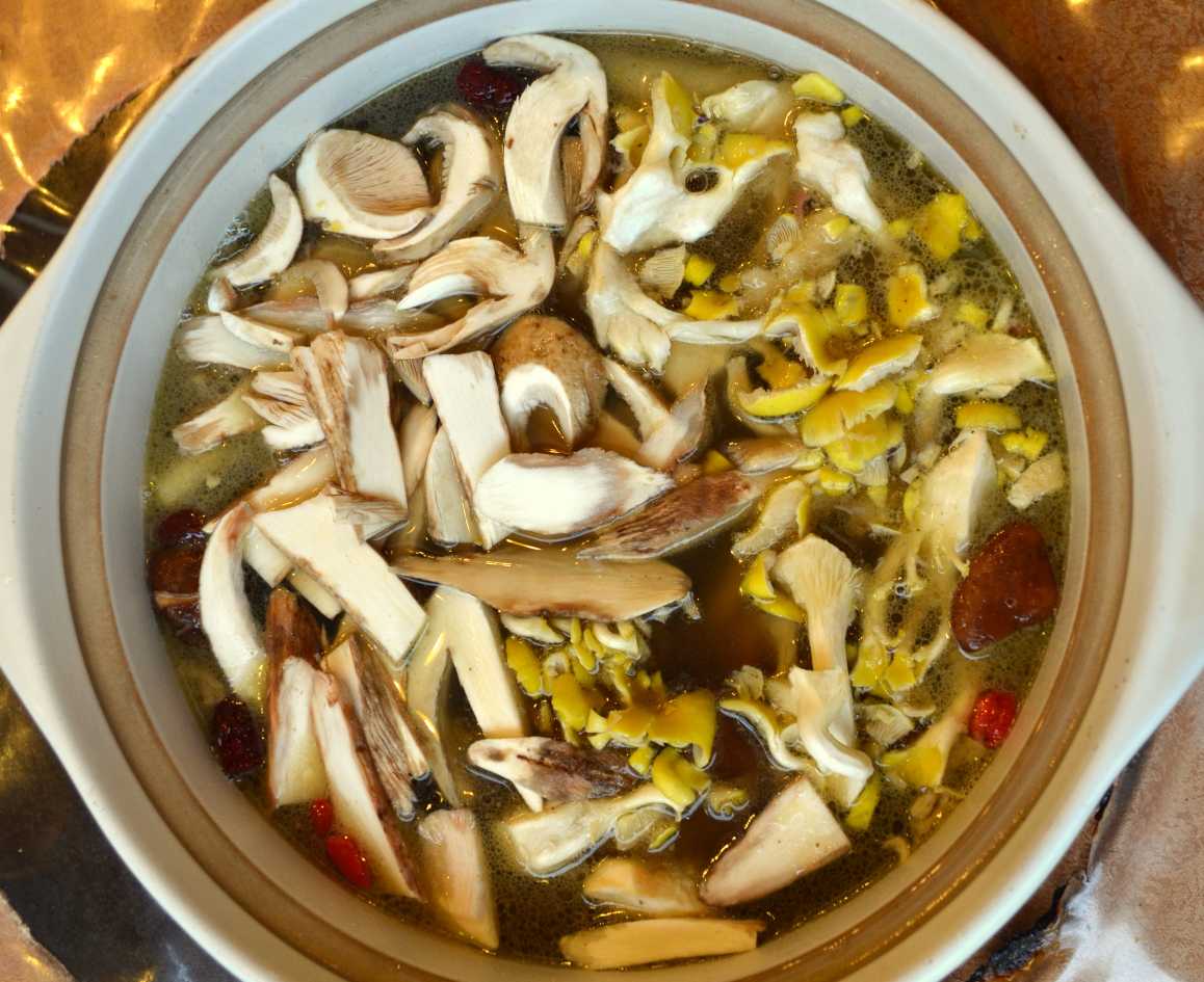 หม้อไฟเห็ดยูนนาน (Yunnan Wild Mushroom Hot Pot)
