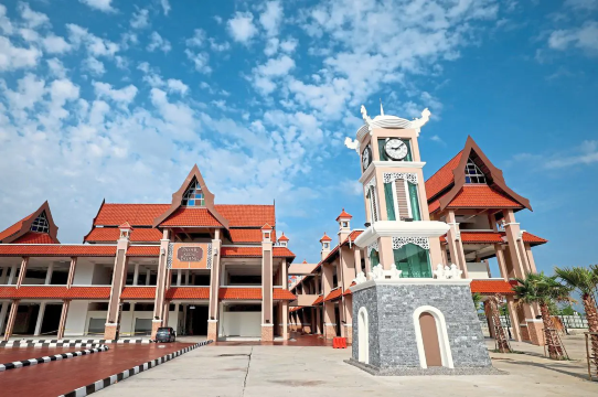 Outside of pasar payang, deceivingly calm