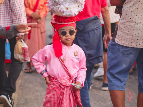 แต่งชุดมอญ เดินเที่ยวในหมู่บ้าน